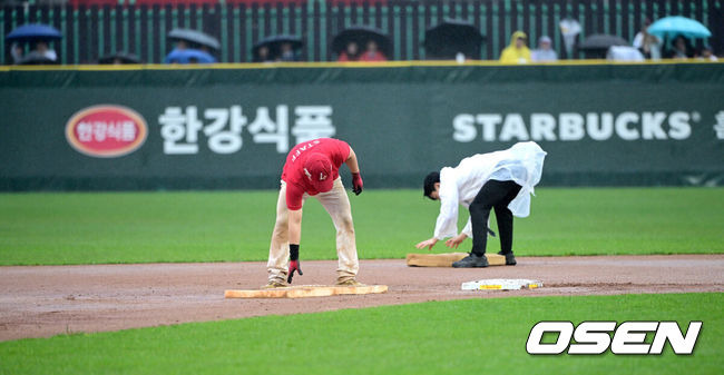 왜 비 맞으며 강행했을까…시작 2분 만에 중단→비 오는데 재개→2시간35분 중단, 누구를 위한 경기 강행이었나 [오!쎈 인천]