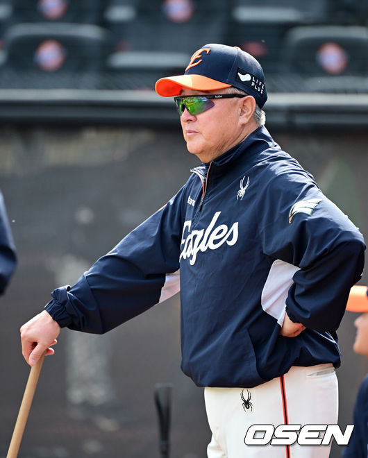 비까지 도와준 한화 6연승, 10G 9승→2위 도약했는데…김경문 감독 마음 편치 않았다, 권희동 사구 걱정