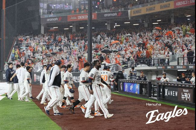 비까지 도와준 한화 6연승, 10G 9승→2위 도약했는데…김경문 감독 마음 편치 않았다, 권희동 사구 걱정