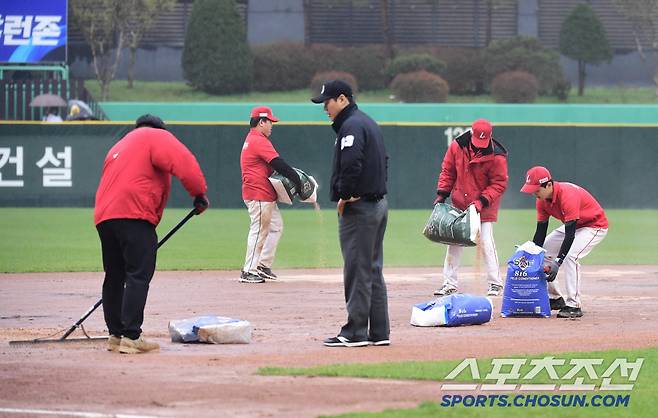 무서워서 우천 취소 못한다, 감독들 성토