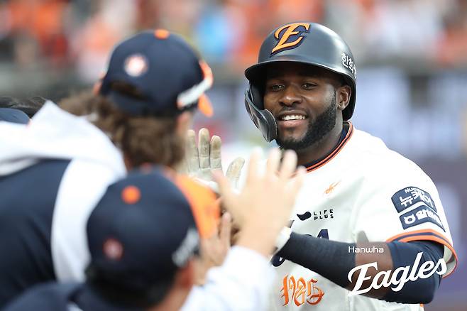 누가 '불꽃 한화' 무시했나…팀 타율 꼴찌→4위 '대반전'으로 6연승+리그 2위 등극까지 [대전 현장]