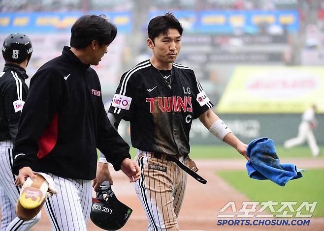 '캡틴은 허리띠까지 풀어 헤쳤다' LG는 또또 이겼다. 흙투성이 유니폼이 말해주는 명품 리더십[인천현장]