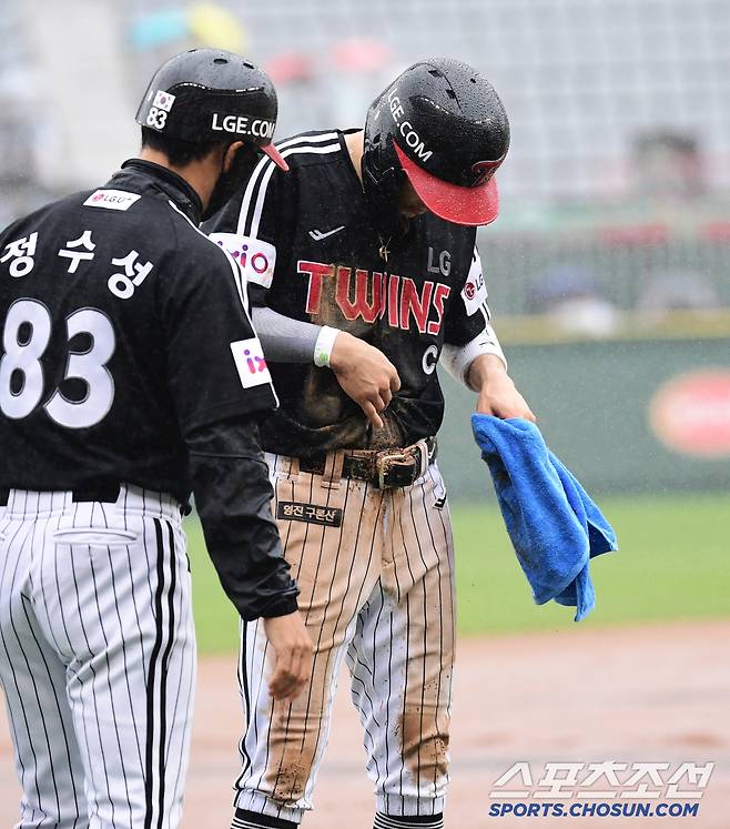 '캡틴은 허리띠까지 풀어 헤쳤다' LG는 또또 이겼다. 흙투성이 유니폼이 말해주는 명품 리더십[인천현장]