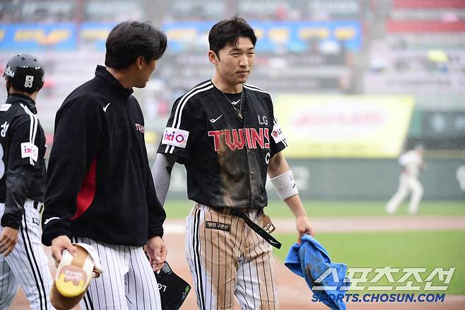'캡틴은 허리띠까지 풀어 헤쳤다' LG는 또또 이겼다. 흙투성이 유니폼이 말해주는 명품 리더십[인천현장]