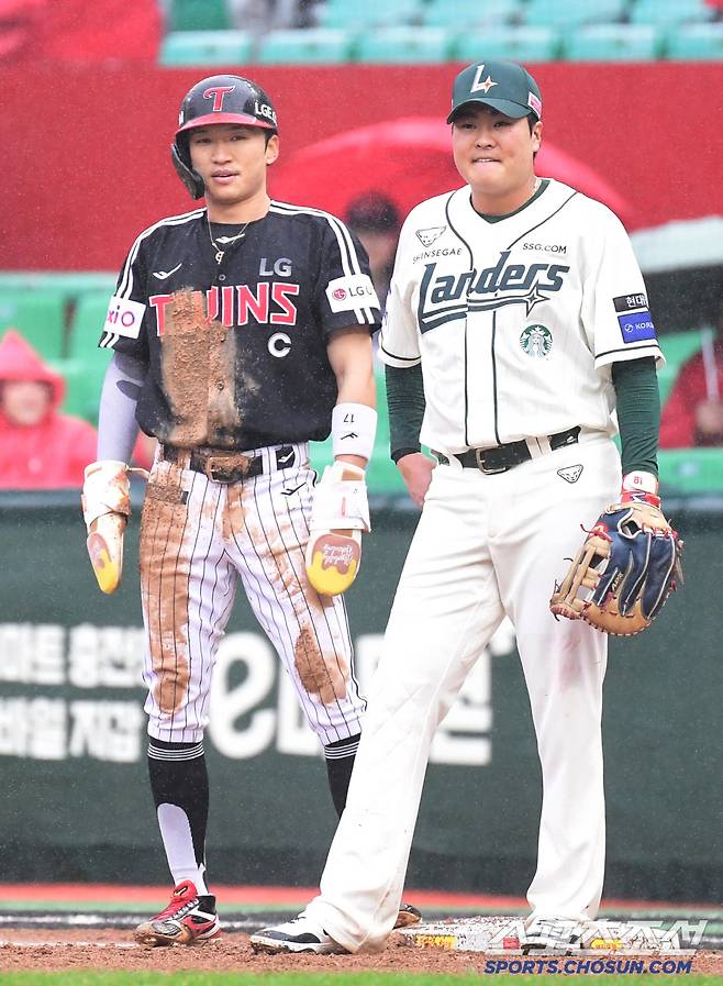 '캡틴은 허리띠까지 풀어 헤쳤다' LG는 또또 이겼다. 흙투성이 유니폼이 말해주는 명품 리더십[인천현장]