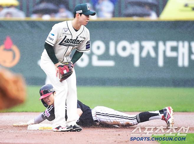 '캡틴은 허리띠까지 풀어 헤쳤다' LG는 또또 이겼다. 흙투성이 유니폼이 말해주는 명품 리더십[인천현장]