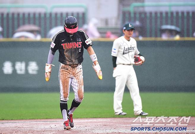 '캡틴은 허리띠까지 풀어 헤쳤다' LG는 또또 이겼다. 흙투성이 유니폼이 말해주는 명품 리더십[인천현장]