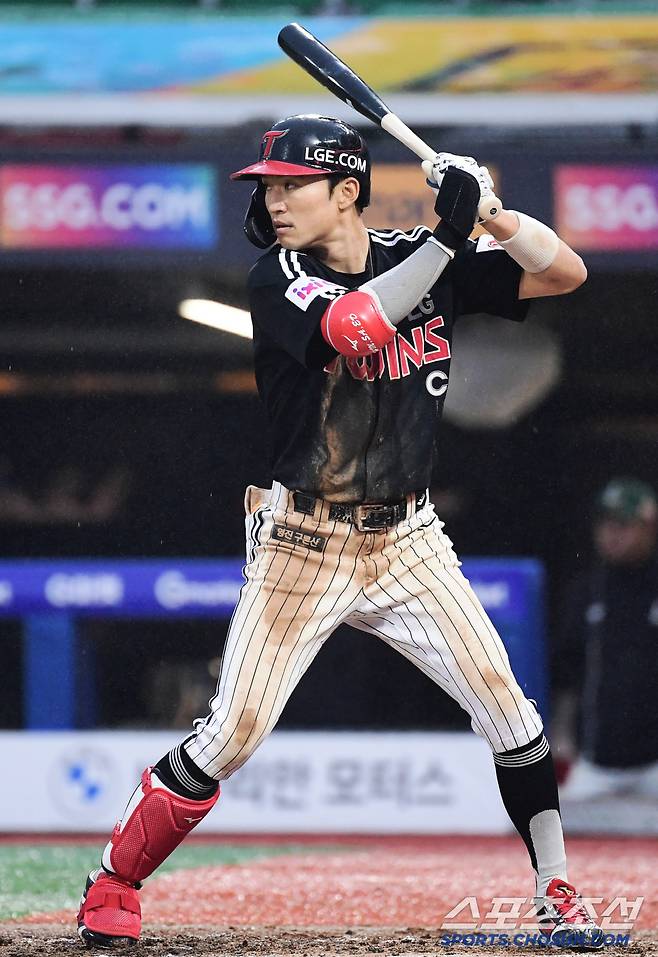 '캡틴은 허리띠까지 풀어 헤쳤다' LG는 또또 이겼다. 흙투성이 유니폼이 말해주는 명품 리더십[인천현장]