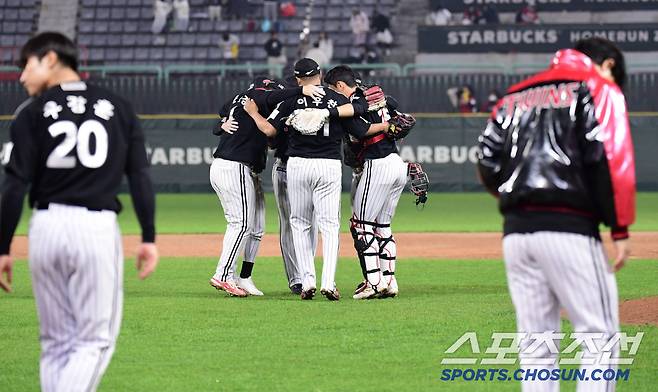 '캡틴은 허리띠까지 풀어 헤쳤다' LG는 또또 이겼다. 흙투성이 유니폼이 말해주는 명품 리더십[인천현장]