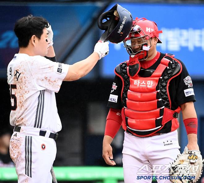 머리 위로 날아든 공에 '꽈당'...양의지-김태군과 헬멧-펀치로 주고받은 '유쾌한 신경전’