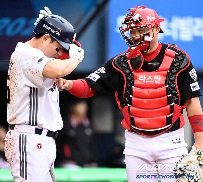 머리 위로 날아든 공에 '꽈당'...양의지-김태군과 헬멧-펀치로 주고받은 '유쾌한 신경전’
