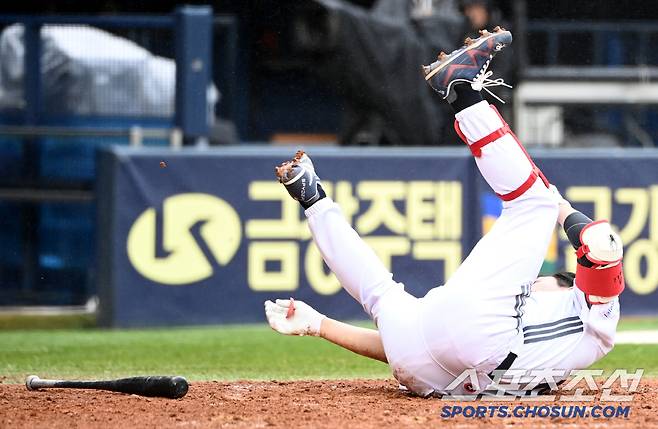 머리 위로 날아든 공에 '꽈당'...양의지-김태군과 헬멧-펀치로 주고받은 '유쾌한 신경전’