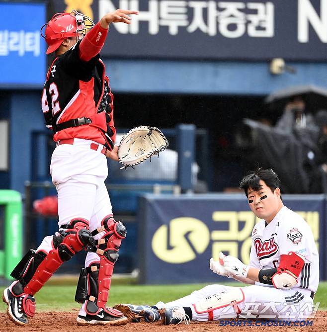 머리 위로 날아든 공에 '꽈당'...양의지-김태군과 헬멧-펀치로 주고받은 '유쾌한 신경전’