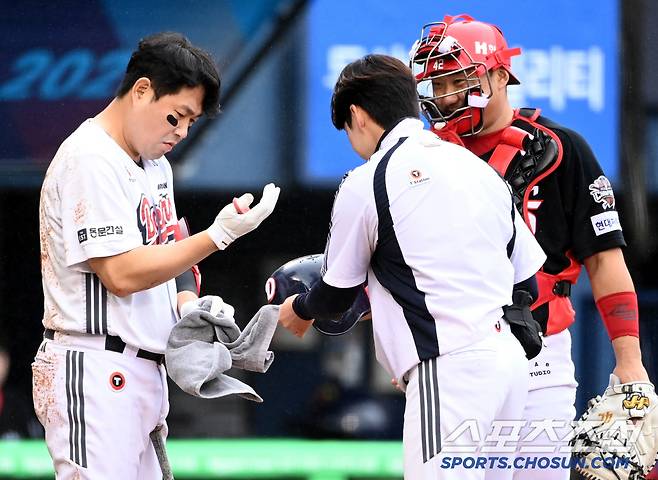 머리 위로 날아든 공에 '꽈당'...양의지-김태군과 헬멧-펀치로 주고받은 '유쾌한 신경전’