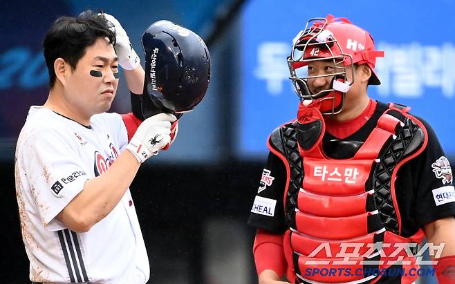 머리 위로 날아든 공에 '꽈당'...양의지-김태군과 헬멧-펀치로 주고받은 '유쾌한 신경전’