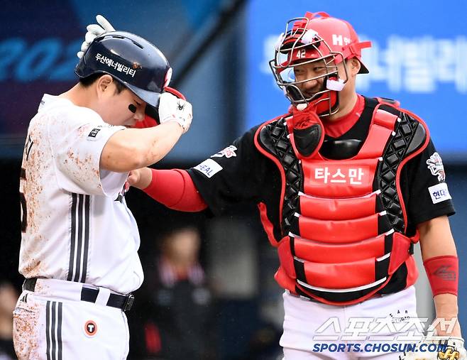 머리 위로 날아든 공에 '꽈당'...양의지-김태군과 헬멧-펀치로 주고받은 '유쾌한 신경전’