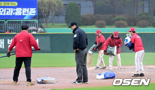 “비 와도 경기 시작했다면 무조건 5회까지 하자” 155분 우천 중단에 가슴 졸인 염갈량, 우천 매뉴얼 제언 [오!쎈 인천]