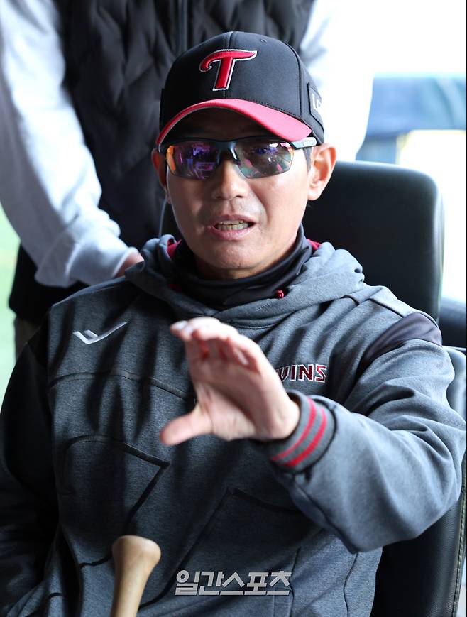 입단 11년 만에 얻은 선발 등판 기회인데, 10분 만에 강판...4사구만 4개 [IS 인천]