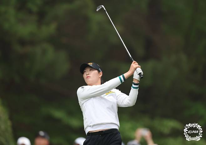 '장타 펑펑' 방신실, 1년 6개월 만에 우승…대상·상금 1위 등극