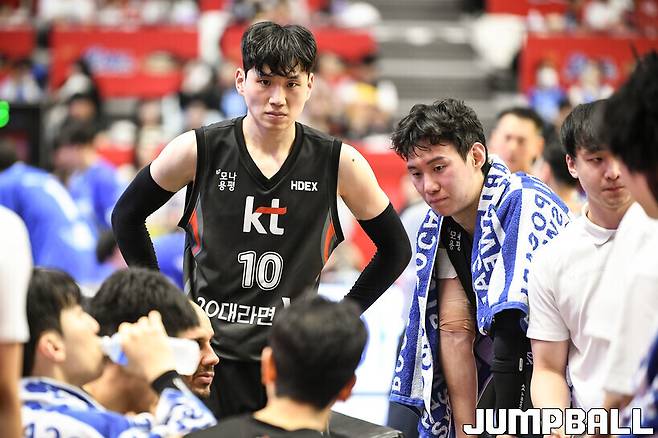 문성곤, 경기장 앞에서 쓰러져...병원 후송