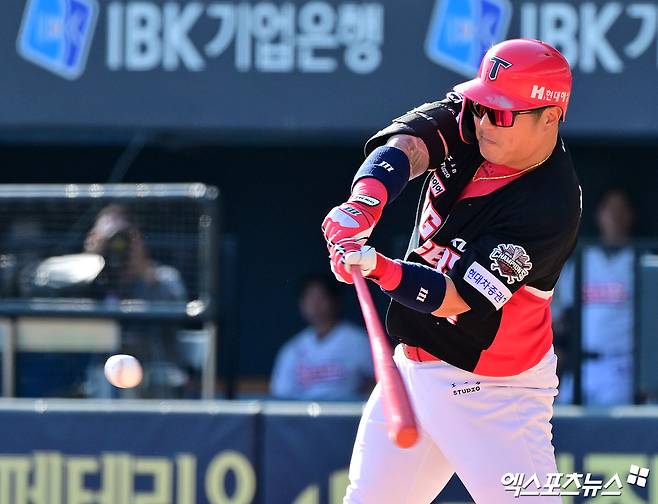 KIA 타이거즈 감동이야! '입술 퉁퉁' 김선빈 투혼의 2루타→최형우 역전타→위즈덤 쐐기타…주말 위닝시리즈 달성 [잠실:스코어]