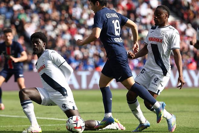 '이래서 손흥민과 싸운건가' 이강인, 두에와 코너킥 놓고 충돌…PSG 팬들 분노