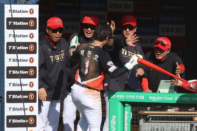 '10바늘 꿰매고 복귀한 김선빈' 완전체 가까워진 KIA, 0-2 뒤집었다…적지서 '곰 사냥' [IS 잠실]