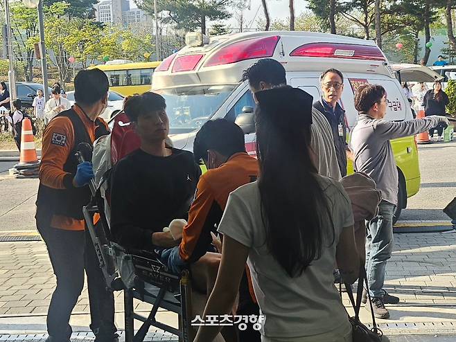 과호흡으로 쓰러진 문성곤, 구급차로 후송