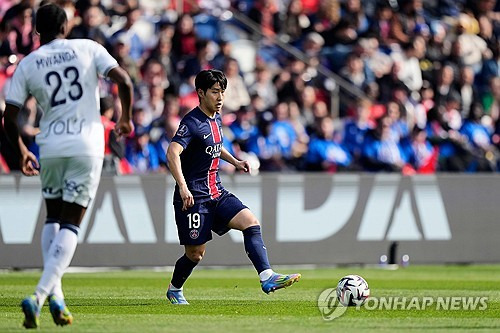 이강인, 4살 어린 동생 코너킥 빼앗고 '쌩~' 무시→