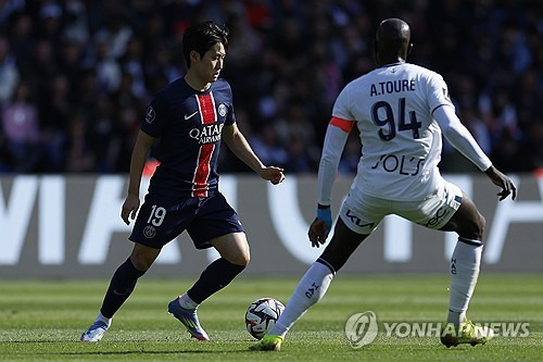 이강인, 4살 어린 동생 코너킥 빼앗고 '쌩~' 무시→