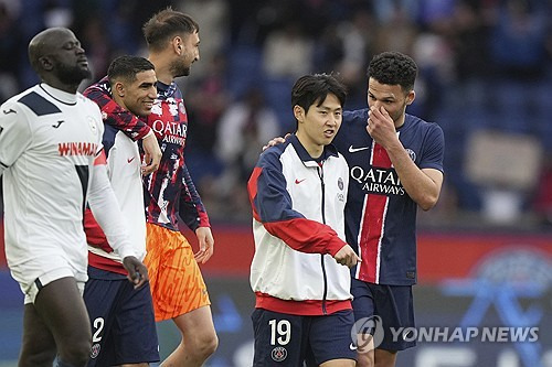 이강인, 4살 어린 동생 코너킥 빼앗고 '쌩~' 무시→