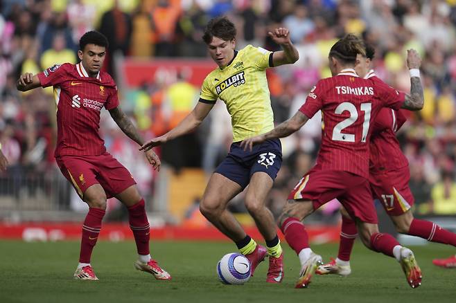 '韓 역대급 재능' 양민혁 토트넘 주전 등극, 맨유가 돕네?...19살 英 초특급 유망주 영입설
