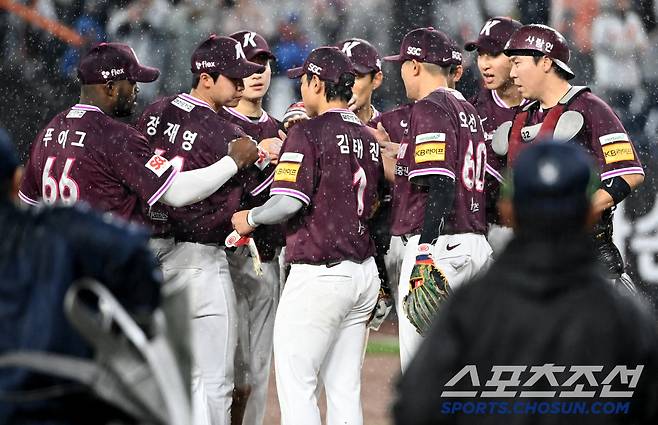 LG는 사상 첫 100승 넘길 기세. 그런데 4월 2할대 승률 키움도 최다패 분위기. 이러다 100패 하면 어쩌나[SC 포커스]