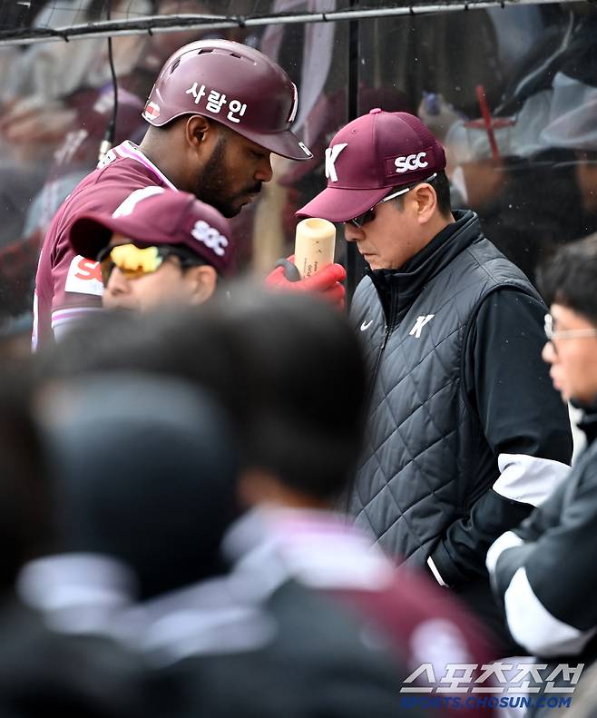 LG는 사상 첫 100승 넘길 기세. 그런데 4월 2할대 승률 키움도 최다패 분위기. 이러다 100패 하면 어쩌나[SC 포커스]