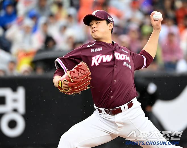 LG는 사상 첫 100승 넘길 기세. 그런데 4월 2할대 승률 키움도 최다패 분위기. 이러다 100패 하면 어쩌나[SC 포커스]