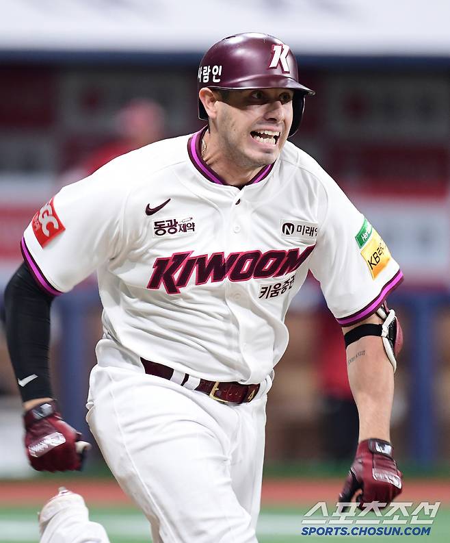 LG는 사상 첫 100승 넘길 기세. 그런데 4월 2할대 승률 키움도 최다패 분위기. 이러다 100패 하면 어쩌나[SC 포커스]