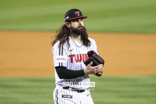 “여기서 왜 바꿔?” ‘잠실 예수’ 고개 숙인 이상한 교체… 날아간 승리, MLB 복귀도 험난하다