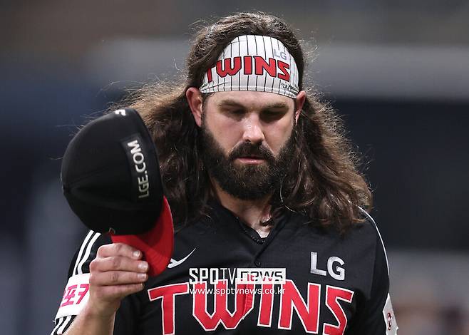 “여기서 왜 바꿔?” ‘잠실 예수’ 고개 숙인 이상한 교체… 날아간 승리, MLB 복귀도 험난하다