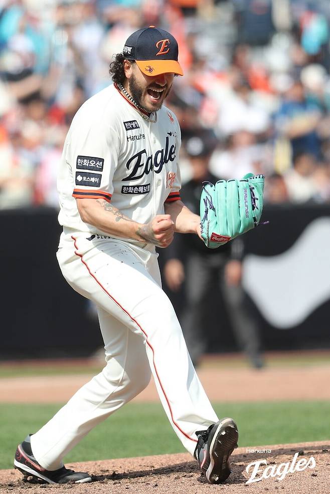 우승 감독 립서비스 아니었다…한화 157km 에이스, KBO 역대급 외국인투수 맞았다