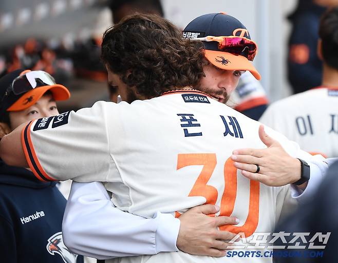 '폰세 꽉 잡아' 독수리 5형제의 포옹 쇄도, 최강 선발진은 케미도 특급 [대전 현장]