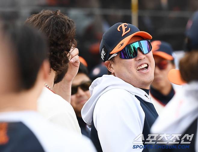 '폰세 꽉 잡아' 독수리 5형제의 포옹 쇄도, 최강 선발진은 케미도 특급 [대전 현장]