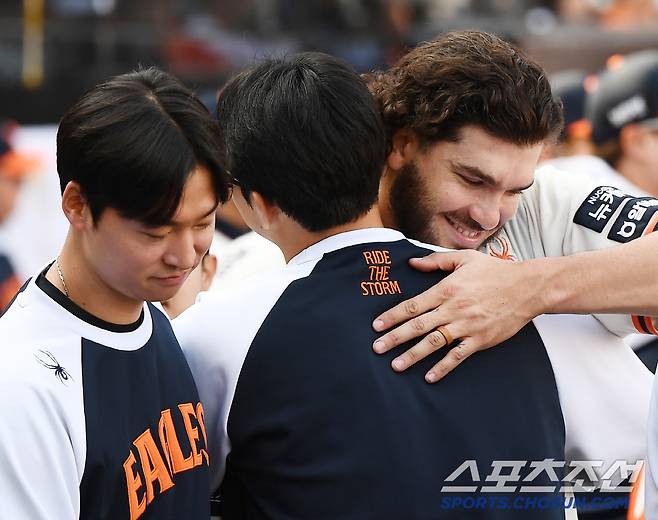 '폰세 꽉 잡아' 독수리 5형제의 포옹 쇄도, 최강 선발진은 케미도 특급 [대전 현장]