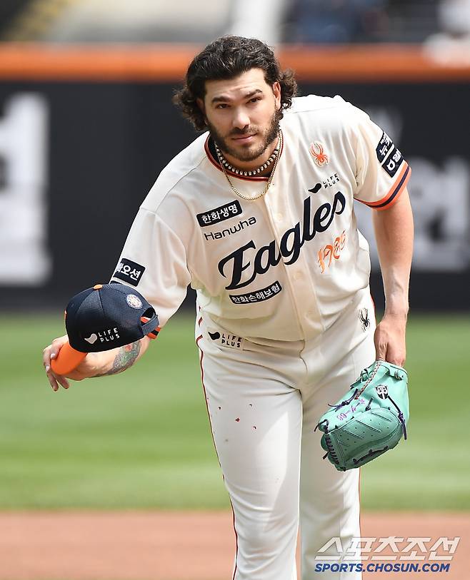 '폰세 꽉 잡아' 독수리 5형제의 포옹 쇄도, 최강 선발진은 케미도 특급 [대전 현장]