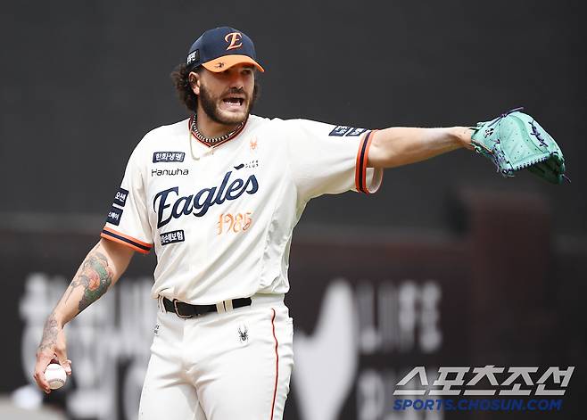 '폰세 꽉 잡아' 독수리 5형제의 포옹 쇄도, 최강 선발진은 케미도 특급 [대전 현장]