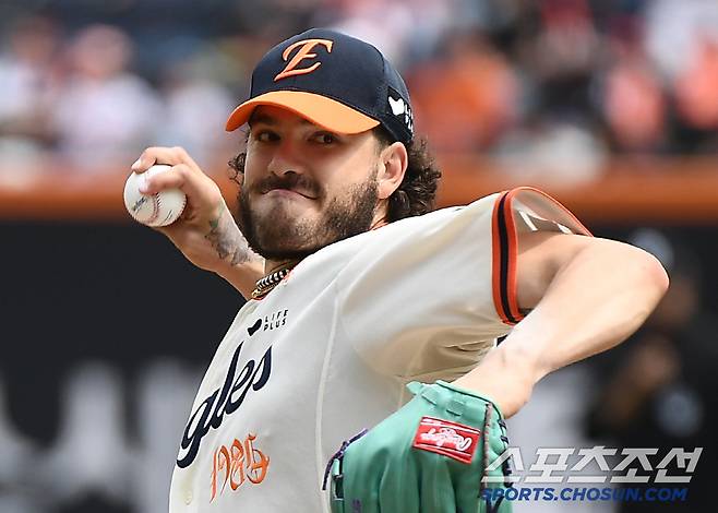 '폰세 꽉 잡아' 독수리 5형제의 포옹 쇄도, 최강 선발진은 케미도 특급 [대전 현장]