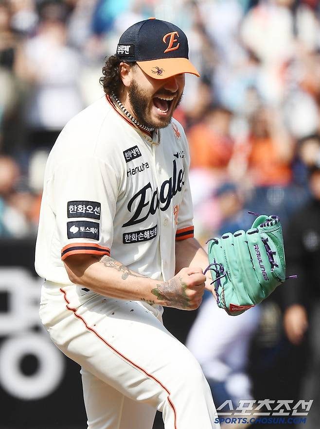 '폰세 꽉 잡아' 독수리 5형제의 포옹 쇄도, 최강 선발진은 케미도 특급 [대전 현장]