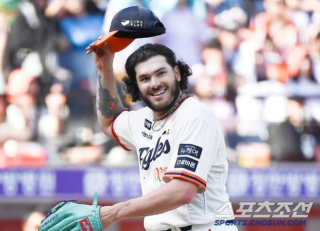 '폰세 꽉 잡아' 독수리 5형제의 포옹 쇄도, 최강 선발진은 케미도 특급 [대전 현장]