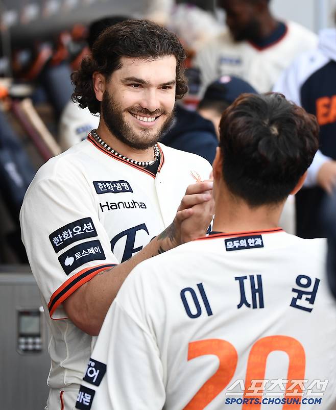 '폰세 꽉 잡아' 독수리 5형제의 포옹 쇄도, 최강 선발진은 케미도 특급 [대전 현장]