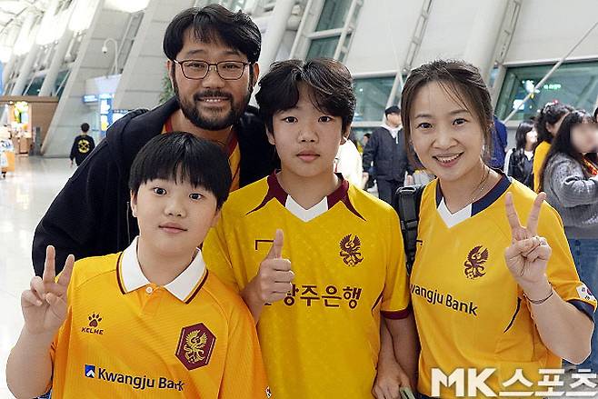 “광주의 도전은 감동입니다” 남편·두 아들과 ‘광주→인천공항’ 달려온 한 팬의 진심 [이근승의 믹스트존]