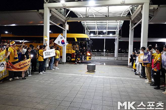 “광주의 도전은 감동입니다” 남편·두 아들과 ‘광주→인천공항’ 달려온 한 팬의 진심 [이근승의 믹스트존]